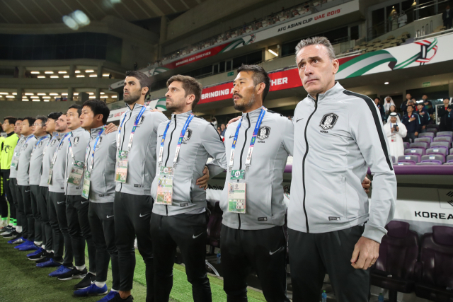 파울루 벤투 감독이 이끄는 한국 축구 국가대표팀이 11일 오후(현지시간) 아랍에미리트 알아인 하자 빈 자예드 스타디움에서 열린 2019 AFC 아시안컵 UAE 조별 라운드 C조 2차전 키르기스스탄과의 경기에서 애국가를 들으며 승리를 다짐하고 있다. 연합뉴스