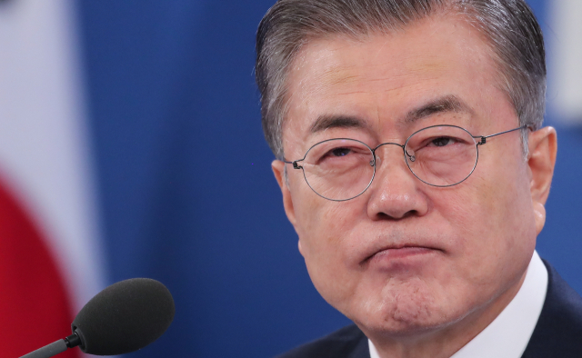 문재인 대통령이 10일 오전 청와대 영빈관에서 열린 2019년 신년 기자회견에서 취재진의 경제 관련 분야를 듣고 있다. 연합뉴스