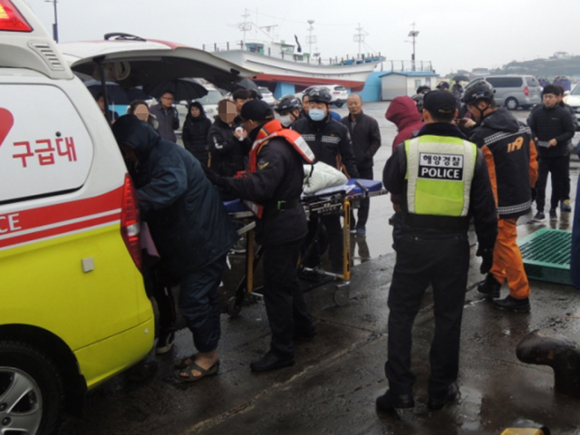 12일 오전 포항 구룡포 어선 화재로 승선원 6명 중 2명이 숨지고 1명이 실종된 가운데, 해경에 구조된 선장 등 생존자가 병원 이송을 위해 119구급차를 타고 있다. 포항해양경찰서 제공