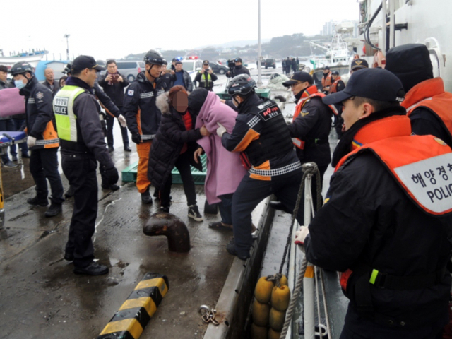 12일 오전 포항 구룡포 어선 화재로 승선원 6명 중 2명이 숨지고 1명이 실종된 가운데, 해경에 구조된 선장 등 생존자가 병원 이송을 위해 119구급차를 타고 있다. 포항해양경찰서 제공.