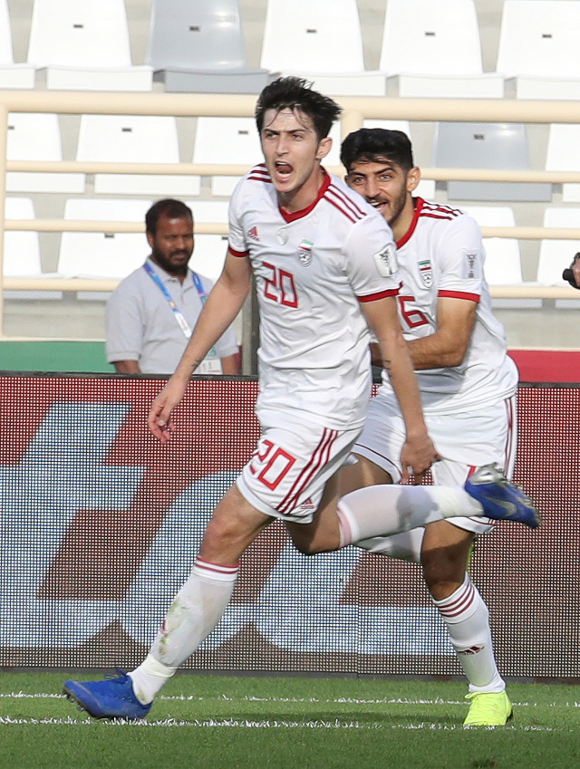 12일 오후(현지시간) 아랍에미리트 아부다비 알 나얀 경기장에서 열린 2019 AFC 아시안컵 UAE 조별 라운드 D조 2차전 베트남과 이란과의 경기에서 후반 아즈문이 두번째 골을 넣은 뒤 기뻐하고 있다. 연합뉴스