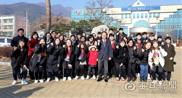 영양군 해외어학연수단이 출발에 앞서 기념사진을 찍고 있다. 영양군 제공