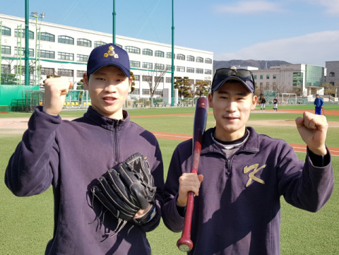 경주고의 창단 첫 우승을 노리는 투수 고주원(왼쪽)과 타자 김재범. 이들은 김용국 감독과 강기웅 코치 부임 이후 팀 분위기가 무척 좋다고 했다. 김병훈 기자