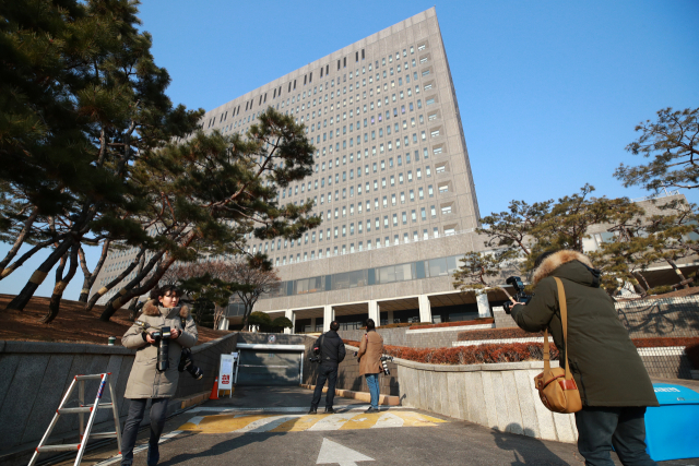 13일 서울 서초구 서울중앙지검에서 양승태 전 대법원장의 비공개 재소환에 대비해 취재진이 기다리고 있다. 서울중앙지검 수사팀은 11일 양 전 대법원장을 소환해 14시간 30분간 일제강점기 강제징용 피해자들의 손해배상 소송 개입, 