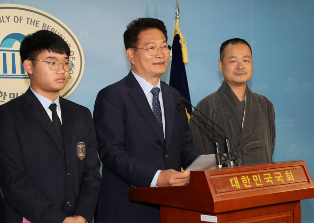 더불어민주당 송영길 의원과 시민단체 관계자들이 지난해 말 국회 정론관에서 경북 봉화군 국립백두대간수목원에 방사할 백두산 호랑이 한 쌍을 북한으로부터 도입하자는 취지의 청원과 관련해 기자회견을 하고 있다. 연합뉴스