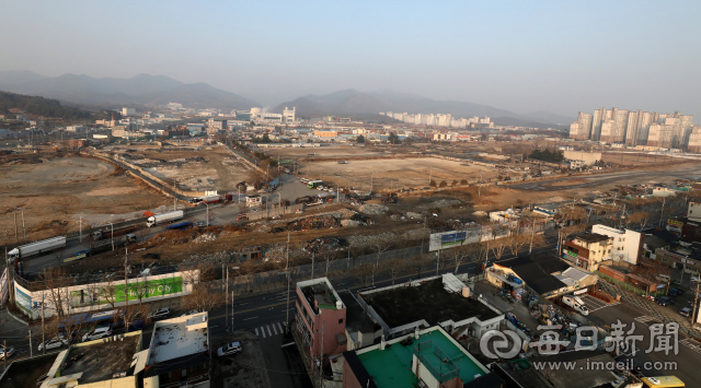 대구 동구 율암동 안심뉴타운(옛 안심연료단지) 부지 토양에 대한 정밀조사 결과 1급 발암물질인 카드뮴과 비소, 유류 찌꺼기 등 기준치 이상의 심각한 오염물질이 다량 발견됐다. 14일 안심뉴타운 도시개발사업 현장. 정운철 기자 woon@imaeil.com