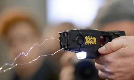 테이저건(Taser Gun). 연합뉴스