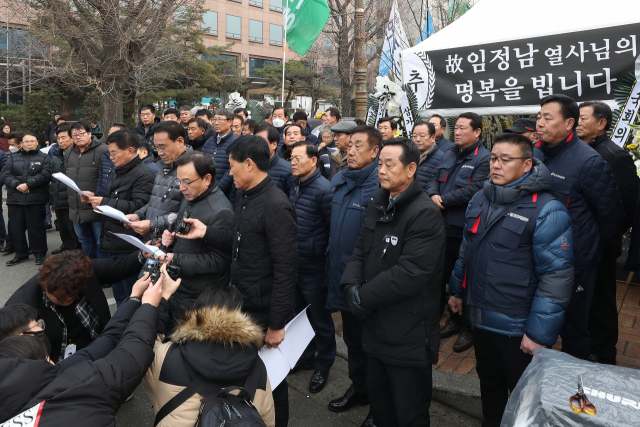 14일 오후 서울 여의도 마련된 택시기사 故 임모 씨 분향소 앞에서 불법 카풀영업 척결을 위한 비상대책위원회 택시4개단체원들이 기자회견을 개최, 박권수 전국개인택시운송사업조합연합회 회장이 성명서를 읽고 있다. 이날 단체는 김현미 국토교통부장관 사퇴, 책임자 처벌, 문재인 대통령의 면담 수용 등을 촉구했다. 연합뉴스