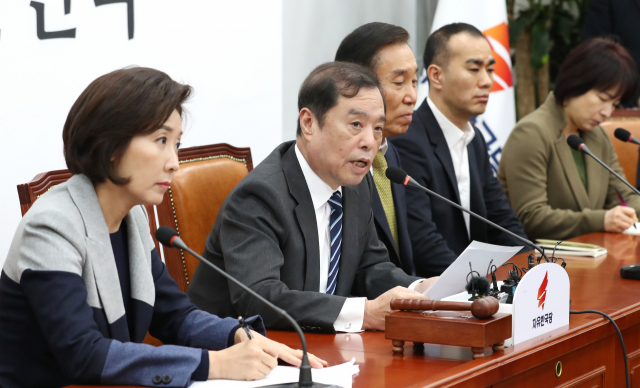 자유한국당 김병준 비상대책위원장(왼쪽 두번째)이 14일 오전 국회에서 열린 비상대책위원회의에서 발언하고 있다. 연합뉴스
