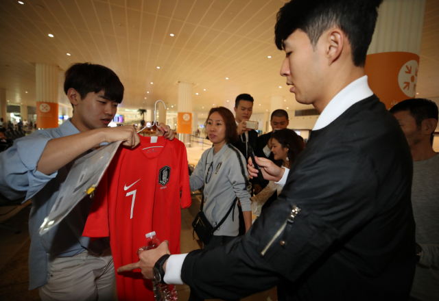 토트넘의 손흥민이 2019 아시아축구연맹(AFC) 아시안컵에 출전 중인 국가대표팀에 합류하기 위해 14일 오전(현지시간) 아랍에미리트 두바이국제공항에 도착, 팬들에게 사인해주고 있다. 연합뉴스