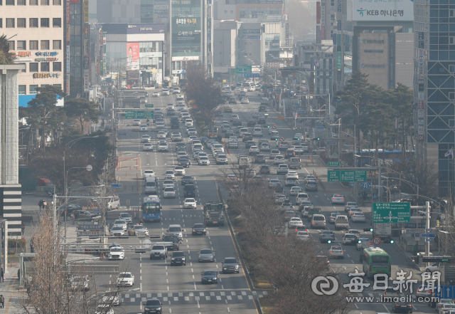 초미세먼지 주의보가 내려진 14일 대구 달구벌대로 일대가 뿌옇게 보이고 있다. 대구경북에는 미세먼지 비상저감조치가 다음달 15일 이후 시행된다. 비상저감조치가 발령되면 차량 운행이 제한될 수 있다. 우태욱 기자 woo@imaeil.com
