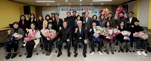 2019 매일신춘문예 시상식이 14일 오후 매일신문에서 열렸다. 앞줄 왼쪽부터 명은숙(동화 부문), 이현정(시조 부문), 김애경(수필 부문), 이상택 매일신문 사장, 복거일 심사위원장, 이주호(희곡 부문), 김혜지(단편소설 부문), 박지영(동시 부문), 권기선(시 부문)를 비롯한 수상자와 내빈들이 시상식 후 기념촬영을 하고 있다. 김영진 기자 kyjmaeil@imaeil.com