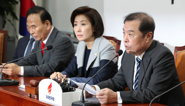 자유한국당 김병준 비상대책위원장(오른쪽)이 14일 오전 국회에서 열린 비상대책위원회의에서 발언하고 있다. 연합뉴스