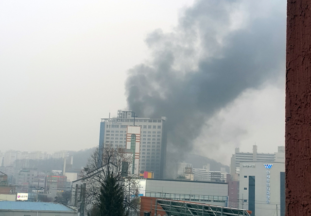 14일 오후 충남 천안시 서북구 한 호텔에서 큰불이 나 검은 연기가 하늘로 치솟고 있다. 연합뉴스
