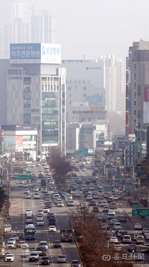 초미세먼지 주의보가 내려진 14일 대구 달구벌대로 일대가 뿌옇게 보이고 있다. 대구경북에는 미세먼지 비상저감조치가 다음달 15일 이후 시행된다. 비상저감조치가 발령되면 차량 운행이 제한될 수 있다. 우태욱 기자 woo@imaeil.com