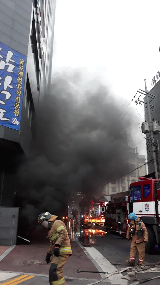 14일 오후 충남 천안시 서북구 라마다앙코르 호텔에서 불이 나 119소방대원들이 진화를 하고 있다. 연합뉴스