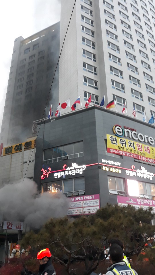 14일 오후 충남 천안시 서북구 라마다앙코르 호텔에서 불이 나 119소방대원들이 진화를 하고 있다. 연합뉴스