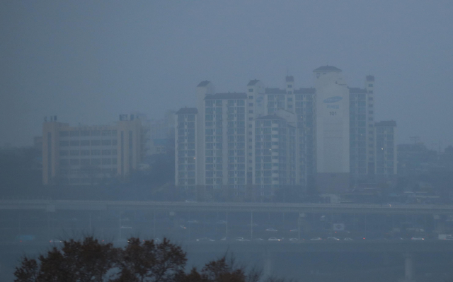 수도권 지역에 사흘 연속 미세먼지 비상저감조치가 시행된 15일 오전 서울 도심에 미세먼지가 가득하다. 연합뉴스 #미세먼지 마스크 #공기청정기 #황사마스크kf94 #차량용 공기청정기 #샤오미 공기청정기