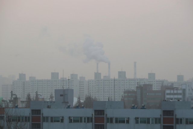 수도권 지역에 사흘 연속 미세먼지 비상저감조치가 시행된 15일 오전 서울 강남구 일대에 미세먼지가 가득하다. 연합뉴스 #미세먼지 마스크 #공기청정기 #황사마스크kf94 #차량용 공기청정기 #샤오미 공기청정기
