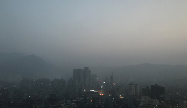 수도권 지역에 사흘 연속 미세먼지 비상저감조치가 시행된 15일 오전 서울 은평구에서 바라본 북한산 일대에 미세먼지가 짙게 드리워져 있다. 연합뉴스 #미세먼지 마스크 #공기청정기 #황사마스크kf94 #차량용 공기청정기 #샤오미 공기청정기