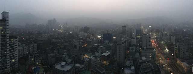 수도권 지역에 사흘 연속 미세먼지 비상저감조치가 시행된 15일 오전 서울 은평구 일대 하늘에 미세먼지가 짙게 드리워져 있다. 연합뉴스 #미세먼지 마스크 #공기청정기 #황사마스크kf94 #차량용 공기청정기 #샤오미 공기청정기