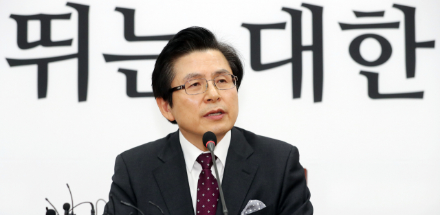 황교안 전 국무총리가 15일 오전 국회 본청 자유한국당 회의실에서 입당 기자회견을 하고 있다. 연합뉴스