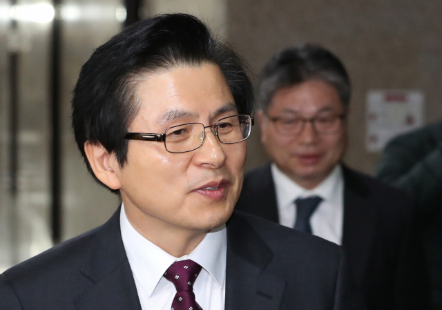 황교안 전 국무총리(왼쪽)가 입당식을 위해 15일 오전 국회 본청 자유한국당 회의실로 이동하고 있다. 연합뉴스