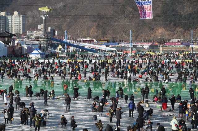 대한민국 대표 겨울축제인 2019얼음나라 화천산천어축제가 지난 5일 화천천 일대에서 개막한 가운데 첫날부터 많은 관광객이 얼음낚시터에 모여 산천어낚시를 즐기고 있다.