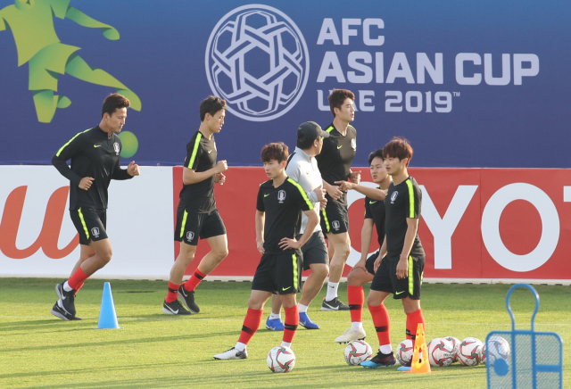 파울루 벤투 감독이 이끄는 축구 국가대표팀 이승우와 김진수, 김문환 등이 13일 오후(현지시간) 아랍에미리트 아부다비 뉴욕 대학교 육상경기장에서 회복 훈련을 하고 있다. 연합뉴스