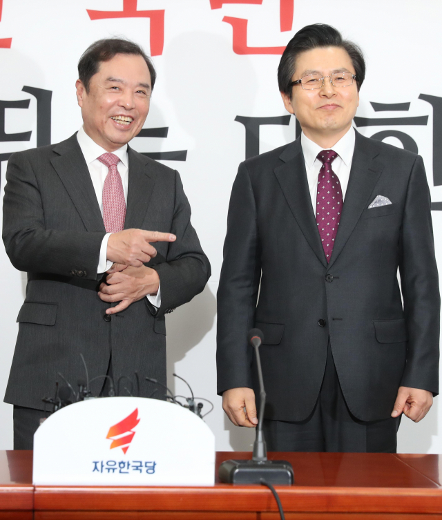 15일 오전 국회 본청 자유한국당 회의실에서 열린 황교안 전 국무총리의 입당식에서 황 전 총리와 김병준 비대위원장이 밝은 표정으로 얘기하고 있다. 연합뉴스
