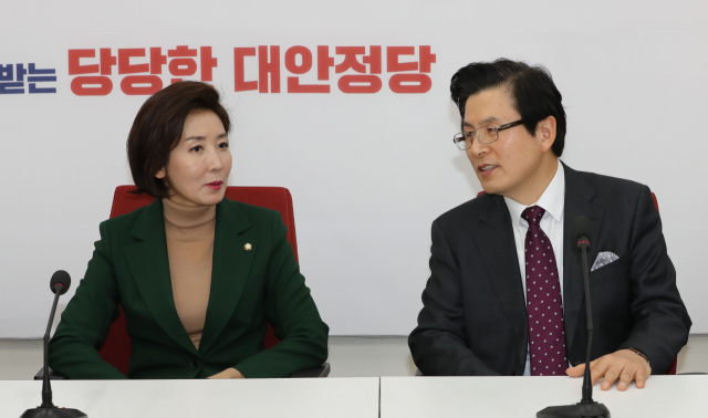 자유한국당에 입당한 황교안 전 국무총리(오른쪽)가 15일 오전 국회 본청 원내대표실에서 나경원 원내대표와 면담하고 있다. 연합뉴스