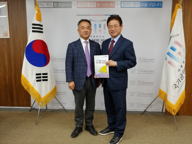이철우 경북도지사는 15일 오후 송재호 국가균형발전위원장을 만나 경북도가 제출한 동해안 고속도로(포항~ 삼척), 동해 중부선 복선 전철화(포항~동해) 사업 예타 면제를 강하게 건의했다. 경북도 제공