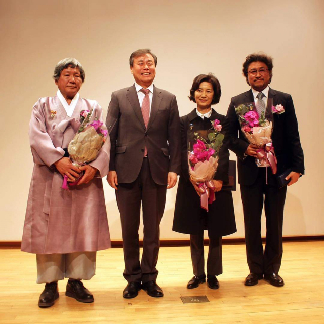 14일 국립중앙박물관에서 열린 박물관·미술관인 신년교례회에 참석한 김동표 하회세계탈박물관장(왼쪽부터), 도종환 문화체육관광부 장관, 김은경 온양민속박물관장, 이한용 전곡선사박물관장. 김동표 관장은 이날 대통령 표창을 수상했다. 한국박물관협회 제공