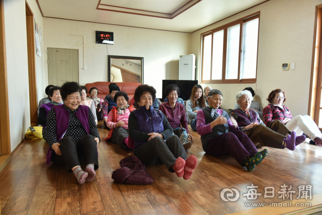 봉화 신흥리 경로당 어르신들이 9988운동을 하며 추위를 떨쳐 버리고 있다. 마경대 기자
