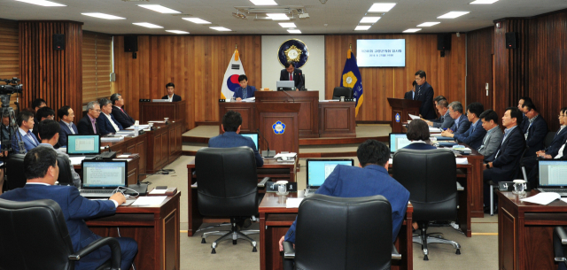 고령군의회가 지난해 10월 해외연수 비용을 전액 반납하기로 했다. 사진은 고령군의회 임시회 모습. 고령군의회 제공