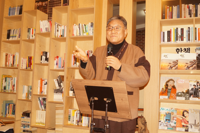 임은기 한국정수문화예술원 이사장이 16일 구미시청에서 기자회견을 열고 2015년 제16회 대한민국 정수미술대전 대상 작품이 중복된 것이 아니라고 설명하고 있다. 전병용 기자 yong126@imaeil.com