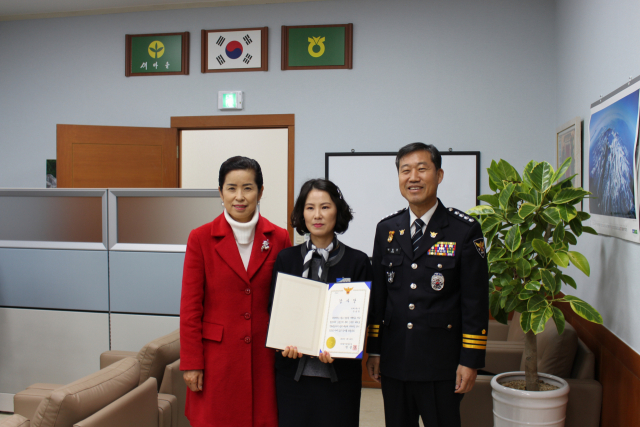 대구 달서경찰서(서장 박종문)는 16일 달서구 월배농협 본점 우모(41) 과장대리에게 보이스피싱 예방에 협조한 공로로 감사장을 전달했다. 달서경찰서 제공