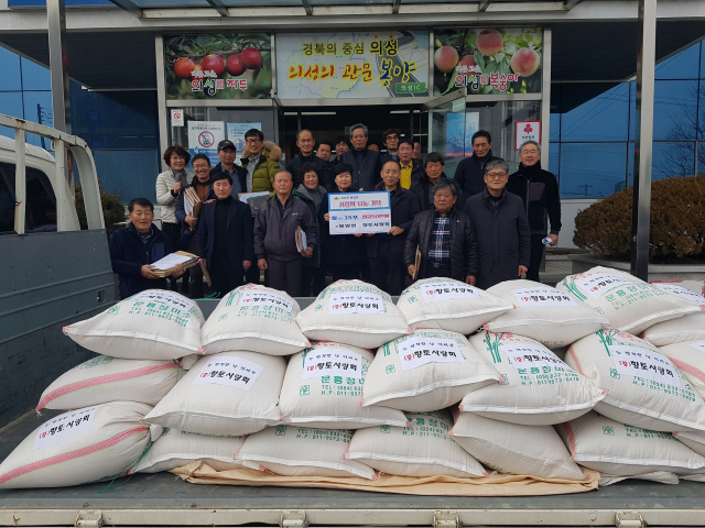 의성군 봉양면 향토사랑회는 지역 경로당에 쌀 35포를 전달했다. 의성군 제공
