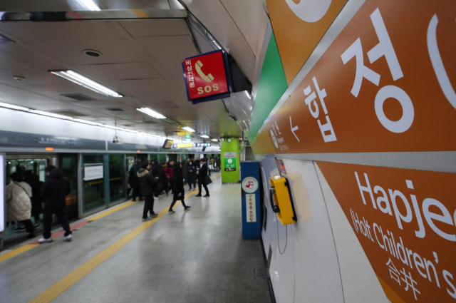 16일 오후 12시 17분께 서울 지하철 합정역 지하 2층 환기실에서 발생한 연기가 6호선 승강장으로 유입돼 6호선 열차(양방향) 12대가 무정차 통과했다. 승강장 내 연기가 모두 빠진 오후 1시 5분께부터 열차가 정상운행 되고 있다. 연합뉴스
