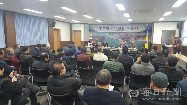 울진군 후포면 주민 대표들이 울진군의회의 반대로 공영주차장 건립이 무산되자 14일 지역구 군의원인 김정희 군의원 등을 불러 주민설명회를 열고 있다. 신동우 기자
