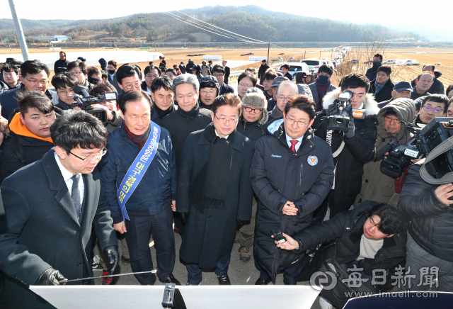 대구경북 시.도지사 2차 교환근무를 실시한 지난 1월 16일 오후 권영진 대구시장과 이철우 경북도지사가 통합신공항 후보지 가운데 하나인 의성군 비안면을 방문해 김주수 의성군수 등과 함께 후보징 대한 브리핑을 듣고 있다. 성일권 기자 sungig@imaeil.com