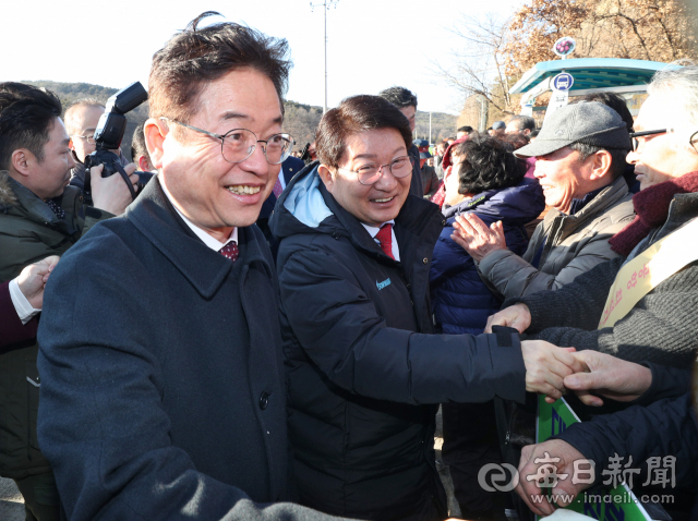 16일 통합신공항 후보지인 군위군 우보면을 방문한 이철우(왼쪽) 경북도지사, 권영진 대구시장이 환영 나온 군민들과 인사를 나누고 있다. 성일권 기자 sungig@imaeil.com