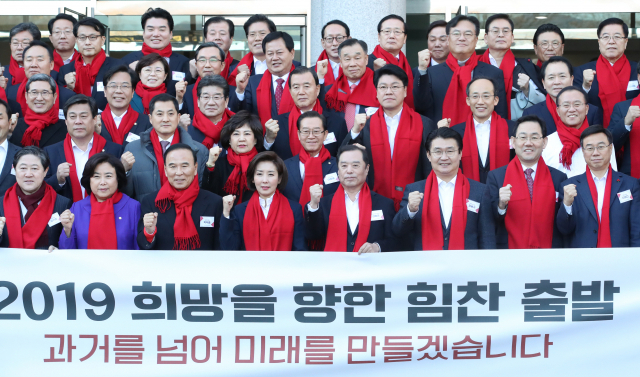 16일 오후 경기도 과천 국가공무원인재개발원에서 열린 자유한국당 국회의원 연찬회에서 김병준 비대위원장과 나경원 원내대표 등 참석자들이 파이팅을 외치고 있다. 연합뉴스