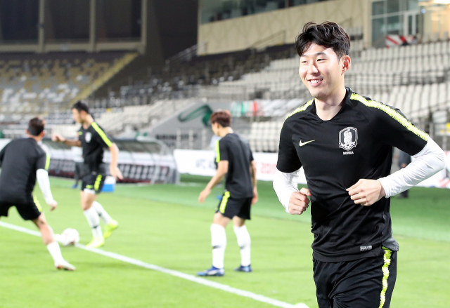 한국 축구 국가대표팀 손흥민이 2019 AFC 아시안컵 UAE 조별 라운드 C조 3차전 중국과의 경기를 하루 앞둔 15일 오후(현지시간) 아랍에미리트 아부다비 알 나얀 경기장에서 몸을 풀고 있다. 연합뉴스