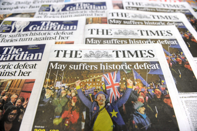 전날 영국 하원의 승인투표에서 브렉시트(Brexit) 합의안이 부결된 결과를 보도한 16일(현지시간) 더 타임스 등 영국 신문 1면의 모습. 신문들은 테리사 메이 총리가 