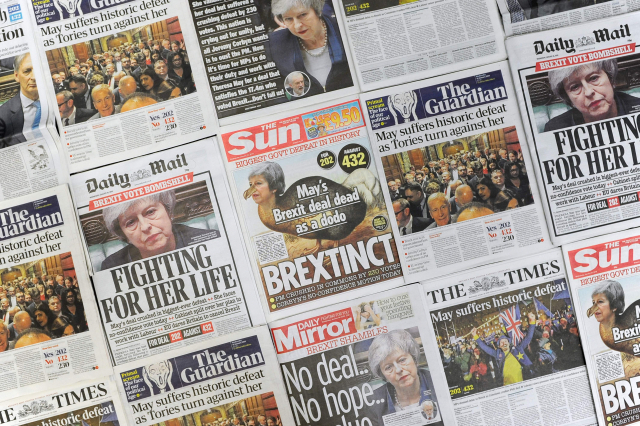 전날 영국 하원의 승인투표에서 브렉시트(Brexit) 합의안이 부결된 결과를 보도한 16일(현지시간) 영국 신문 1면들의 모습. 신문들은 테리사 메이 총리가 