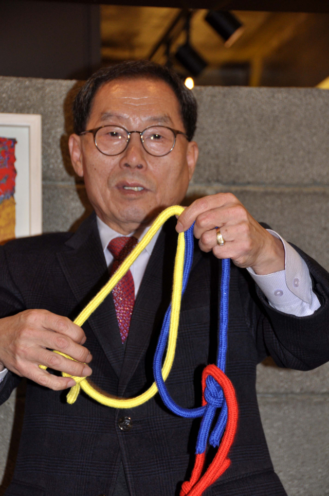끈을 이용해 마술을 해보이고 있는 김규진 씨.