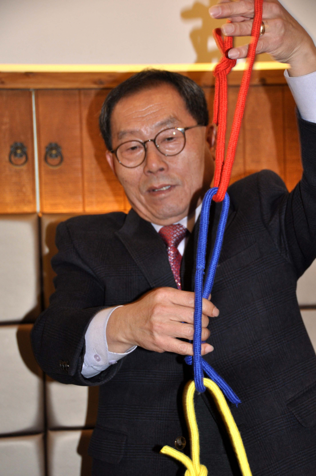 끈을 이용해 마술을 해보이고 있는 김규진 씨.