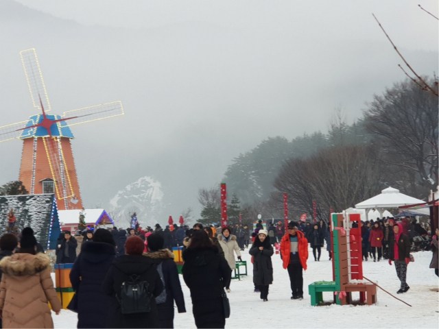 봉화 분천역 산타마을에 겨울 산타를 만나러 온 관광객들이 몰려 북새통을 이루고 있다. 봉화군 제공