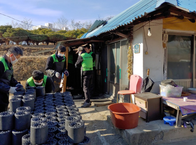아진산업(주) 임직원들이 16일 경산시 진량읍 내 홀몸노인 등 20가구에 각각 500장의 연탄을 직접 배달해 주었다. 아진산업 제공